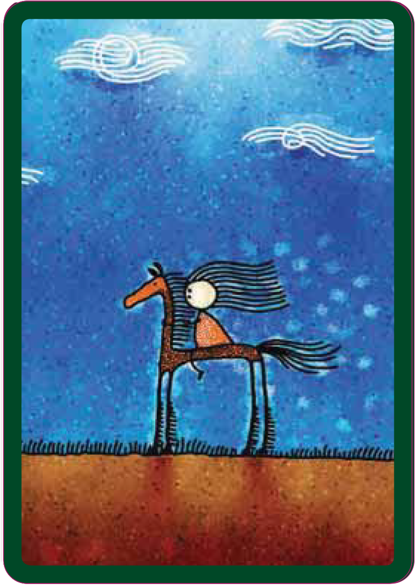 Kahverengi toprak zemin ve bulutlu mavi gökyüzü arkaplanında bir atın üzerinde duran ve saçları dalgalanan çocuk